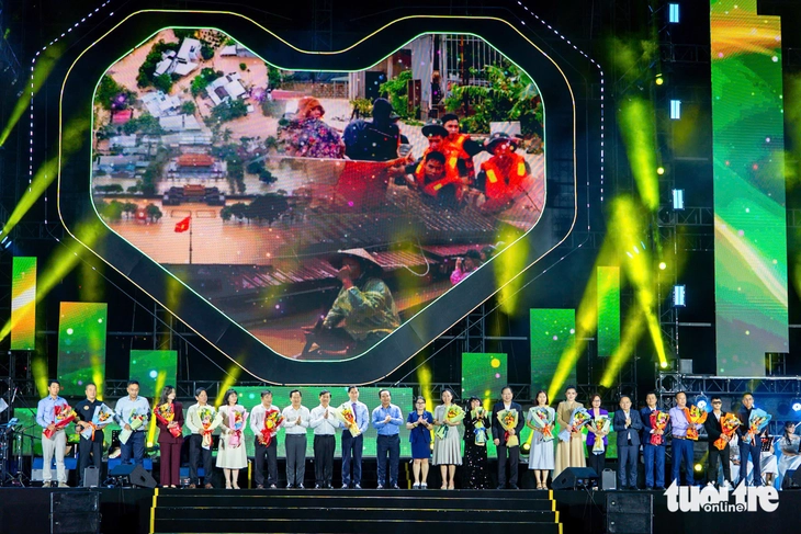 Đêm nhạc Nghĩa tình phương Nam 2025 tiếp nhận hơn 25 tỉ đồng giúp người dân miền Trung - Ảnh 8. Nghĩa tình phương Nam - Ảnh 9.