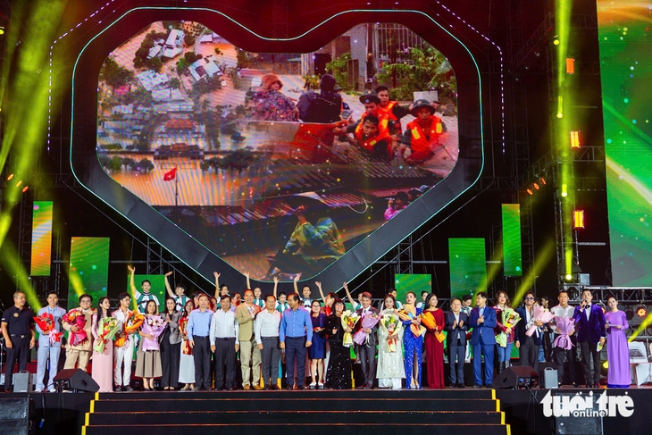 Đêm nhạc Nghĩa tình phương Nam 2025 tiếp nhận hơn 25 tỉ đồng giúp người dân miền Trung - Ảnh 10. Nghĩa tình phương Nam - Ảnh 11.