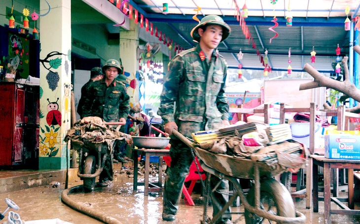 Thần tốc xây lại nhà cho dân bị lũ giật sập - Ảnh 3.