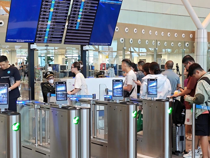 Từ 1-12, hành khách không ký gửi hành lý phải làm thủ tục bằng VNeID hoặc kiosk - Ảnh 1.