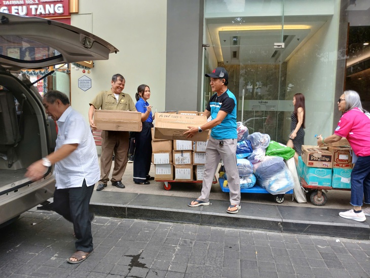 TP.HCM: Khu phố 46, phường Thạnh Mỹ Tây góp hơn 100 triệu và 2 tấn hàng hóa gửi bà con bị lũ lụt - Ảnh 2.