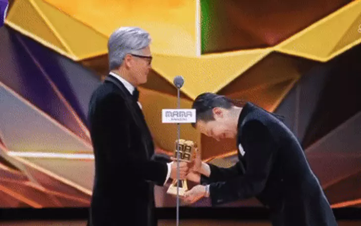 G-DRAGON chỉnh toàn bộ sân khấu tại MAMA 2025 sau thảm họa cháy chung cư Hong Kong - Ảnh 6.