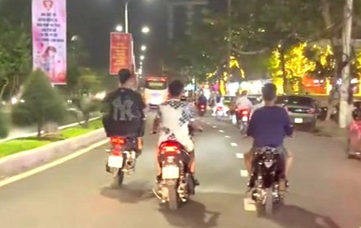 Vụ 3 thanh niên bốc đầu xe trên đường phố Nha Trang: Cảnh sát giao thông xử lý lò độ chế xe máy- Ảnh 1.