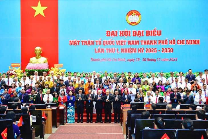 Ra mắt chủ tịch, 14 phó chủ tịch Ủy ban Mặt trận Tổ quốc Việt Nam TP.HCM - Ảnh 1.