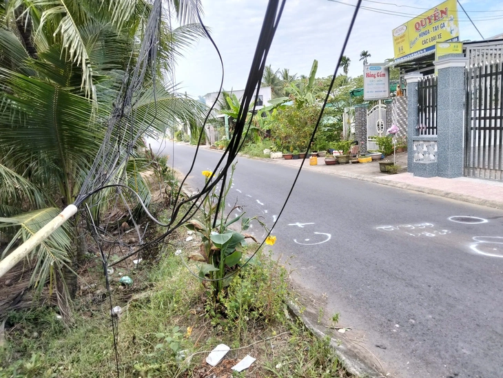 Vướng dây cáp sà xuống đường, một cán bộ công an tử vong - Ảnh 2.