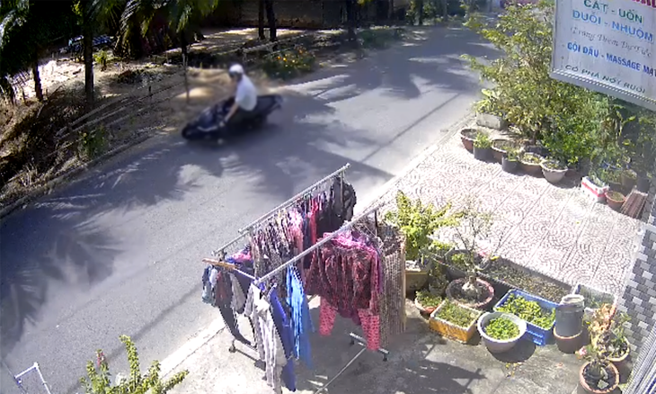 Vướng dây cáp sà xuống đường, một cán bộ công an tử vong - Ảnh 1.