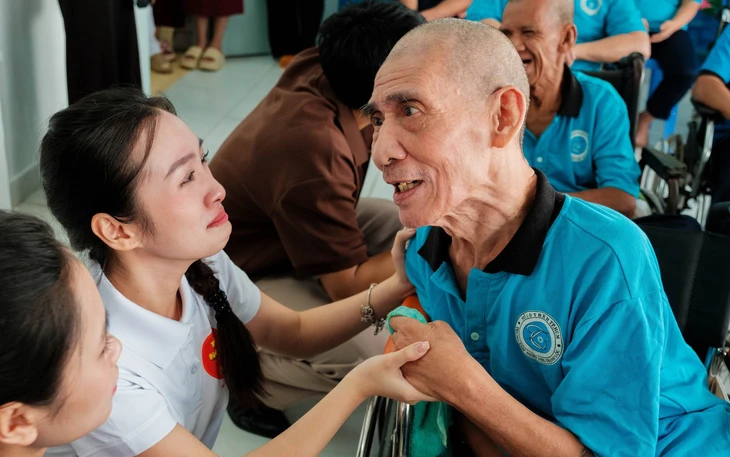 Nghệ sĩ TP.HCM mặc lại áo chống dịch sau 5 năm tưởng niệm đồng bào mất vì COVID-19 - Ảnh 9.