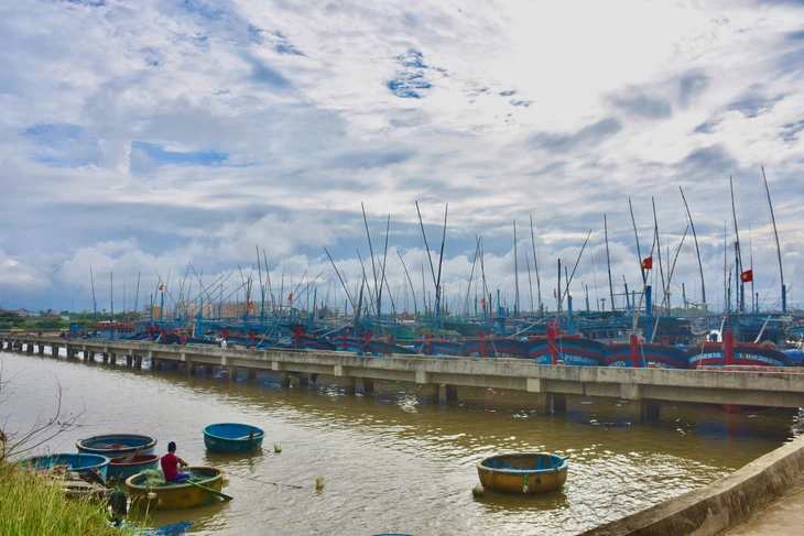 Đắk Lắk yêu cầu 24 tàu cá di chuyển khỏi vùng tác động nguy hiểm của bão Kalmaegi- Ảnh 1.