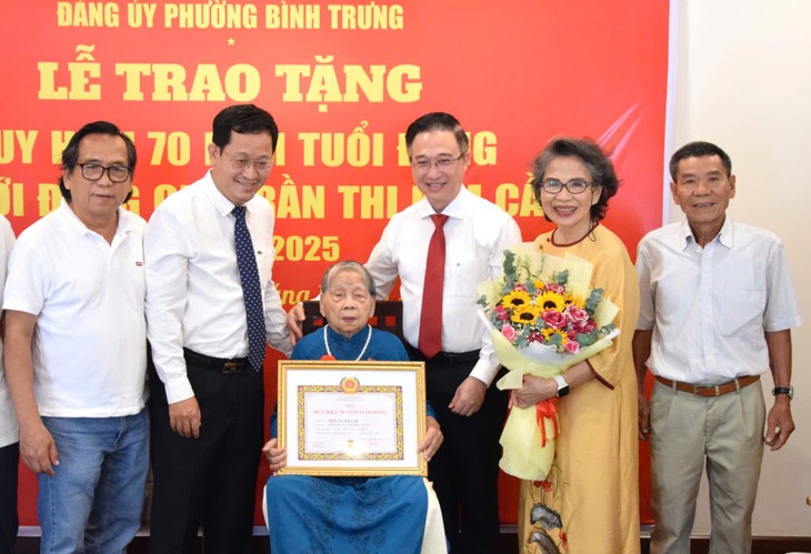 Phó bí thư Đặng Minh Thông trao Huy hiệu 70 năm tuổi Đảng cho cụ Trần Thị Kim Cầm - Ảnh 3.