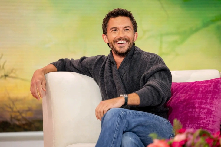 Jonathan Bailey - Ảnh 1.