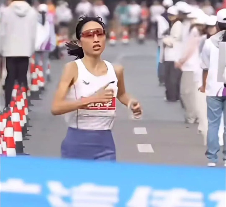 Nữ y tá thắng giải marathon rồi gửi lời xin lỗi đến bệnh viện - Ảnh 1.