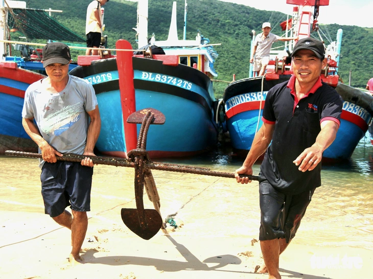 Từ 'bài học xương máu' bão Damrey, trời nắng đẹp, dân Khánh Hòa vẫn khẩn trương ứng phó bão Kalmaegi - Ảnh 1.