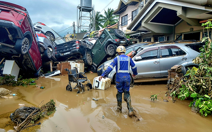 Trực thăng cứu hộ bão Kalmaegi rơi tại Philippines, 6 người thiệt mạng - Ảnh 3.