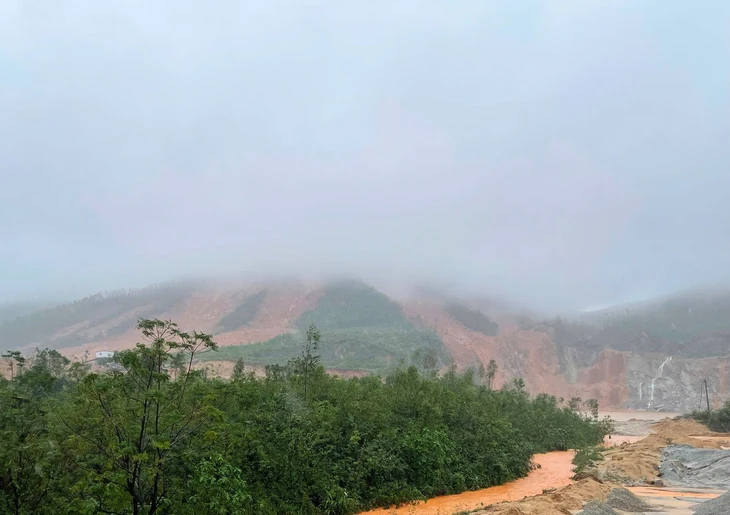 Hà Tĩnh: Sạt lở núi làm sập nhà dân; hàng ngàn nhà ngập sâu, một người bị lũ cuốn - Ảnh 1.