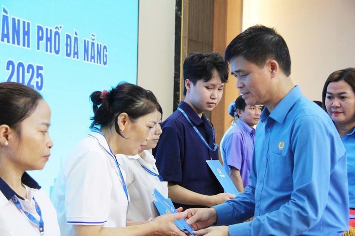 Tổng liên đoàn Lao động Việt Nam, báo Tuổi Trẻ trao 1 tỉ đồng hỗ trợ công nhân Đà Nẵng sau lũ - Ảnh 2.