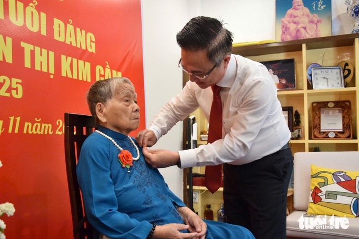 Phó bí thư Đặng Minh Thông trao Huy hiệu 70 năm tuổi Đảng cho cụ Trần Thị Kim Cầm - Ảnh 1. đảng - Ảnh 1.