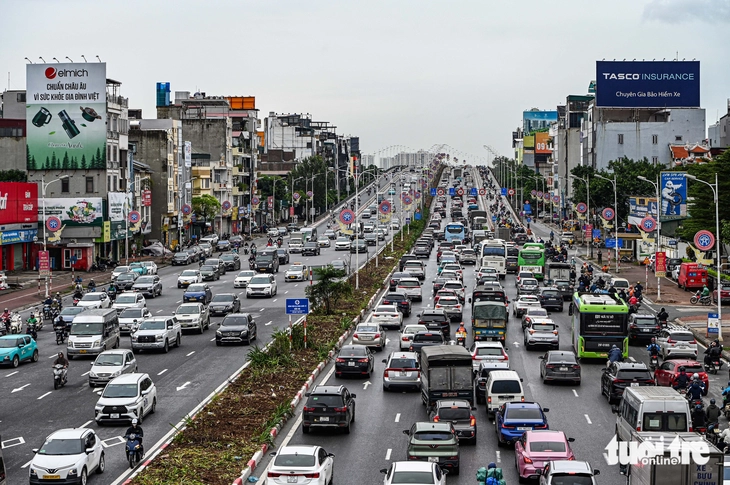 Cấm 1 chiều cầu Long Biên, người Hà Nội chật vật tìm cách sang sông - Ảnh 11.