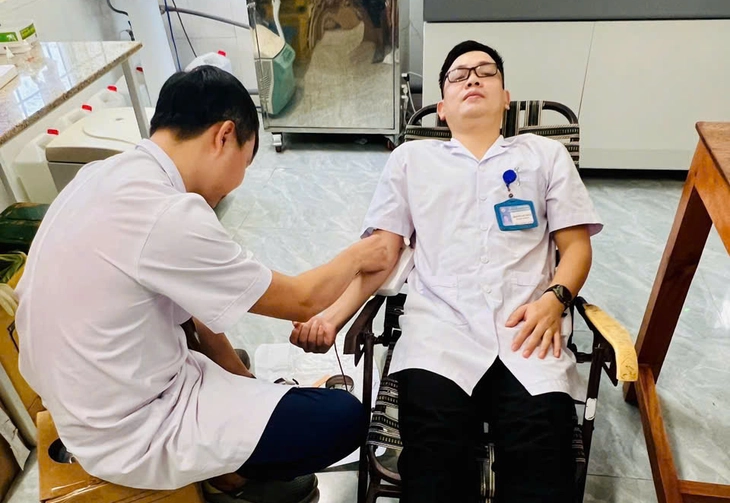 Nhân viên y tế hiến máu cứu thai phụ vỡ thai ngoài tử cung nguy kịch giữa đỉnh lũ - Ảnh 1.