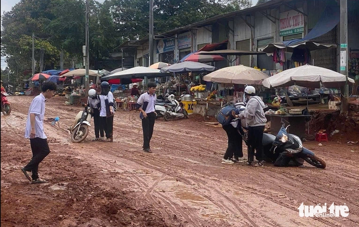 Đắk Lắk cho học sinh ven biển nghỉ học 2 ngày tránh bão Kalmaegi - Ảnh 1.