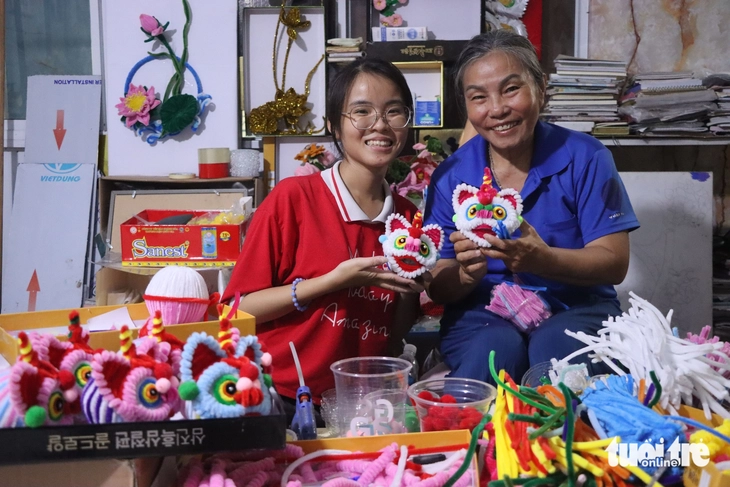 Mẹ ung thư, cha khiếm thị, nữ sinh ‘dám’ nghỉ học 2 năm kiếm tiền, đoạt nhiều giải thưởng sáng tạo - Ảnh 1. Tiếp sức đến trường - Ảnh 1.