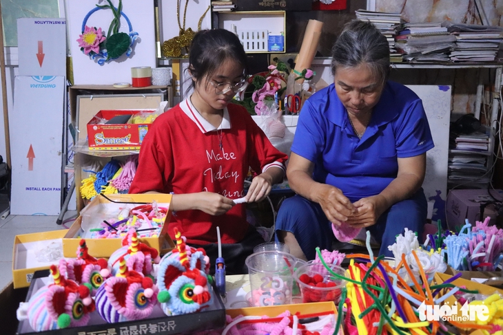 Mẹ ung thư, cha khiếm thị, nữ sinh ‘dám’ nghỉ học 2 năm kiếm tiền, đoạt nhiều giải thưởng sáng tạo - Ảnh 2. Tiếp sức đến trường - Ảnh 2.