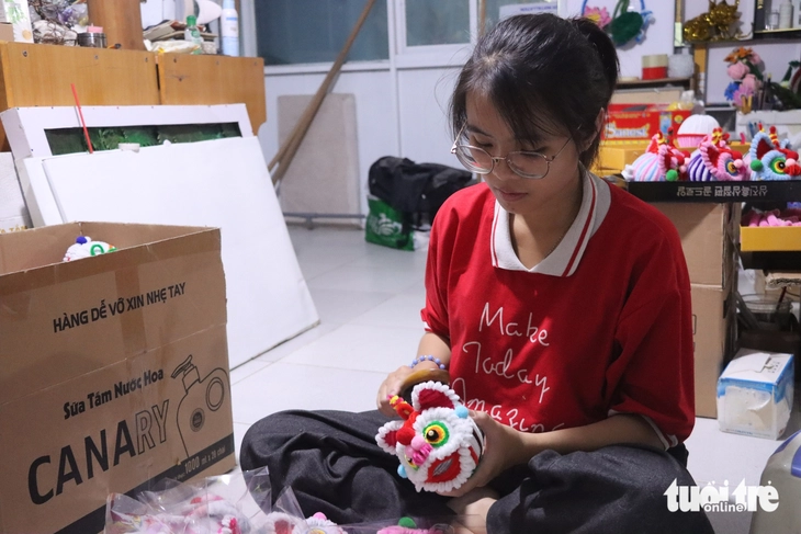 Mẹ ung thư, cha khiếm thị, nữ sinh ‘dám’ nghỉ học 2 năm kiếm tiền, đoạt nhiều giải thưởng sáng tạo - Ảnh 4. Tiếp sức đến trường - Ảnh 3.