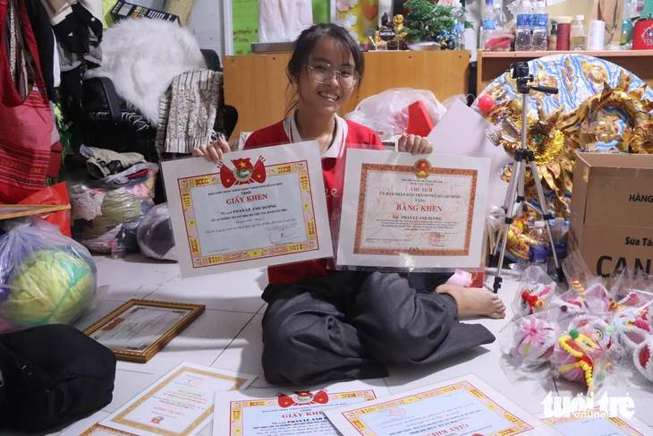Mẹ ung thư, cha khiếm thị, nữ sinh ‘dám’ nghỉ học 2 năm kiếm tiền, đoạt nhiều giải thưởng sáng tạo - Ảnh 5. Cha khiếm thị và mẹ ung thư, nữ sinh ‘dám’ nghỉ học 2 năm kiếm tiền, đoạt nhiều giải thưởng sáng tạo - Ảnh 5.