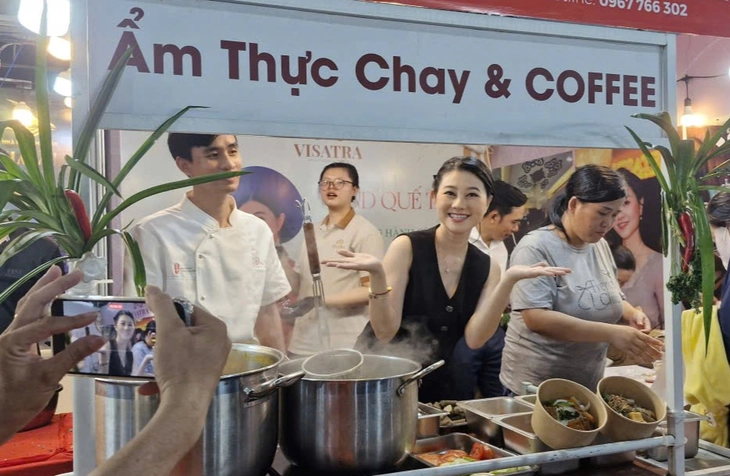 Mong lễ hội ẩm thực chay được tổ chức thường niên - Ảnh 2. 5 ngày hội ẩm thực chay trời mưa tầm tã nhưng bãi xe vẫn quá tải người đến thưởng thức - Ảnh 2.