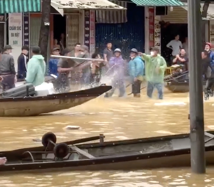 Chủ ghe thuyền giành khách, đánh nhau giữa phố ngập lụt ở Huế, công an vào cuộc - Ảnh 1.
