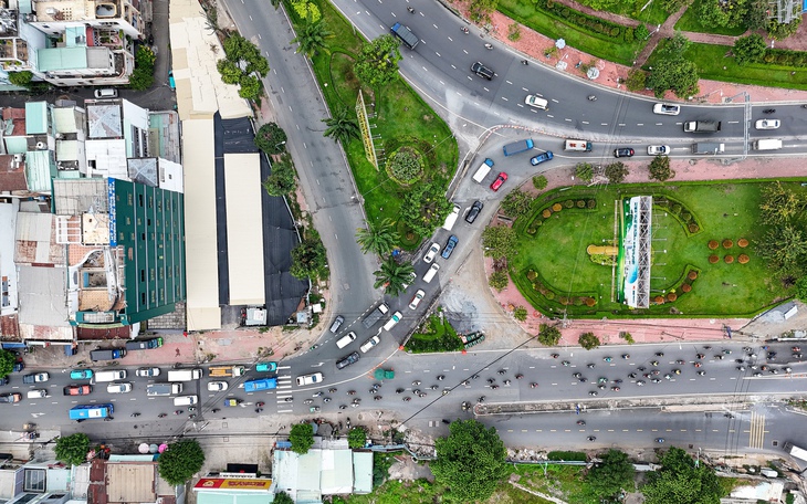 Hình dáng cầu Bình Triệu 1 sau ba tháng nâng tĩnh không, người dân hồ hởi vì sắp đỡ kẹt xe - Ảnh 14.