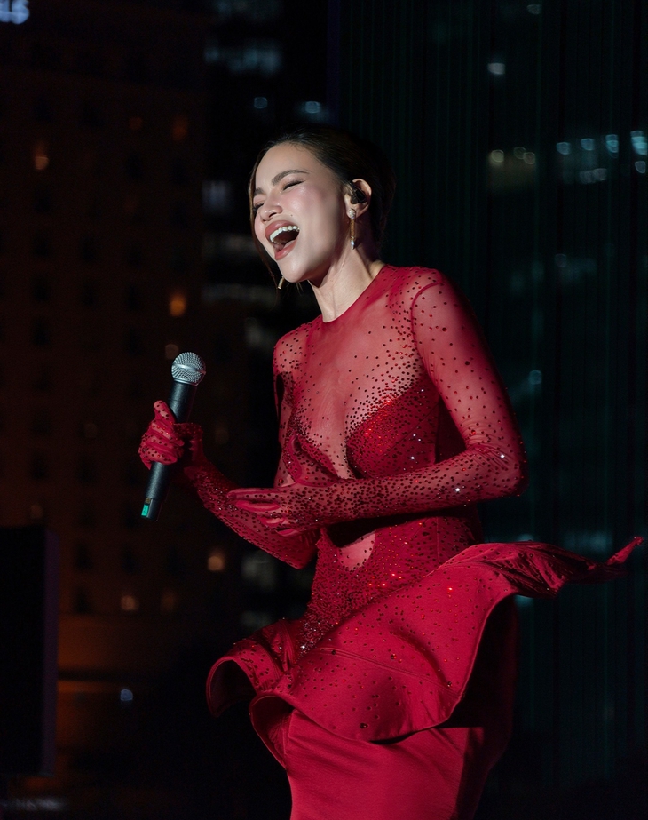 Clip 18 giây Hồ Ngọc Hà hát live viral cõi mạng, người chê, kẻ bênh - Ảnh 1.