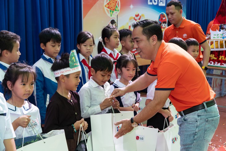 FPT cùng LG mang công nghệ kết nối tri thức cho học sinh vùng khó - Ảnh 5.