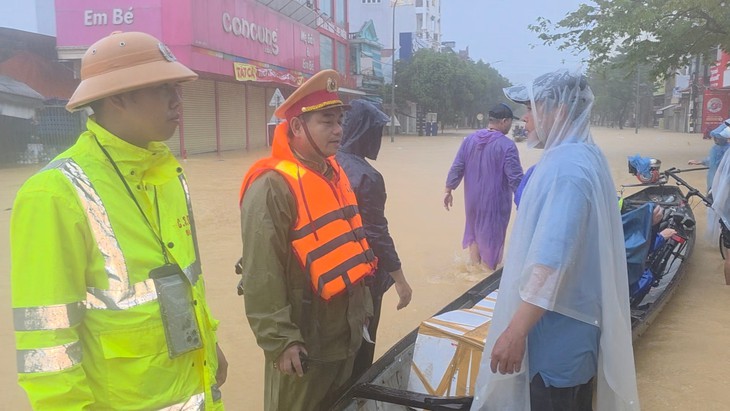 Chủ ghe thuyền giành khách, đánh nhau giữa phố ngập lụt ở Huế, công an vào cuộc - Ảnh 2.