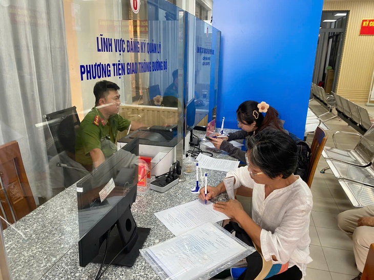 Cảnh sát giao thông TP.HCM đã đổi hơn 5.000 giấy phép lái xe giấy sang thẻ PET - Ảnh 1.