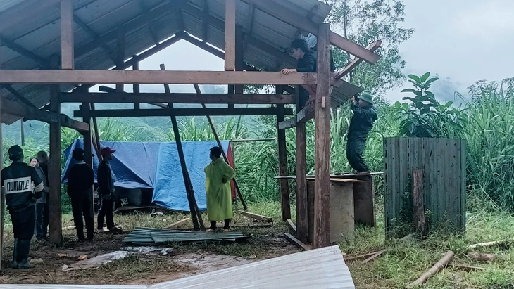 Bộ đội dựng chòi tre giúp người dân tá túc giữa rừng tránh sạt lở - Ảnh 3.