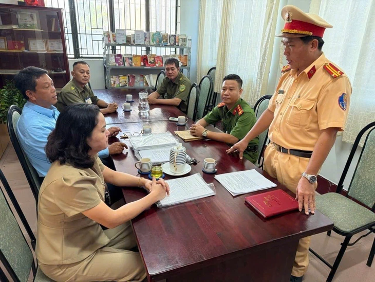 Cảnh sát giao thông TP.HCM phối hợp tổng kiểm tra các bãi xe trong trường học - Ảnh 2.