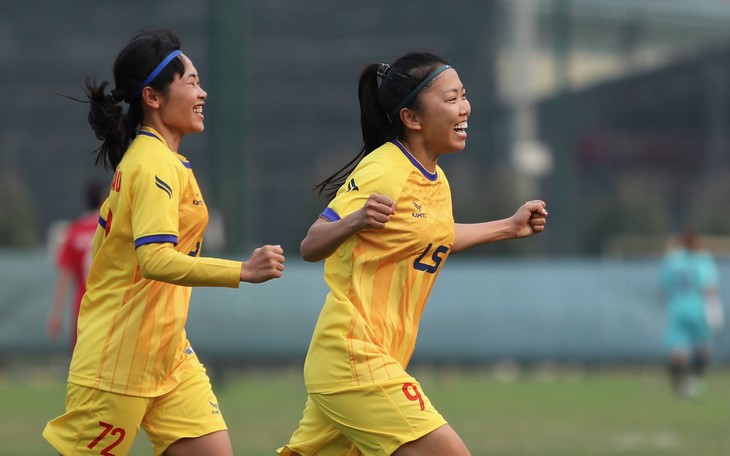 Huỳnh Như sút phạt tung lưới 'đội tuyển mini' Philippines - Ảnh 2.