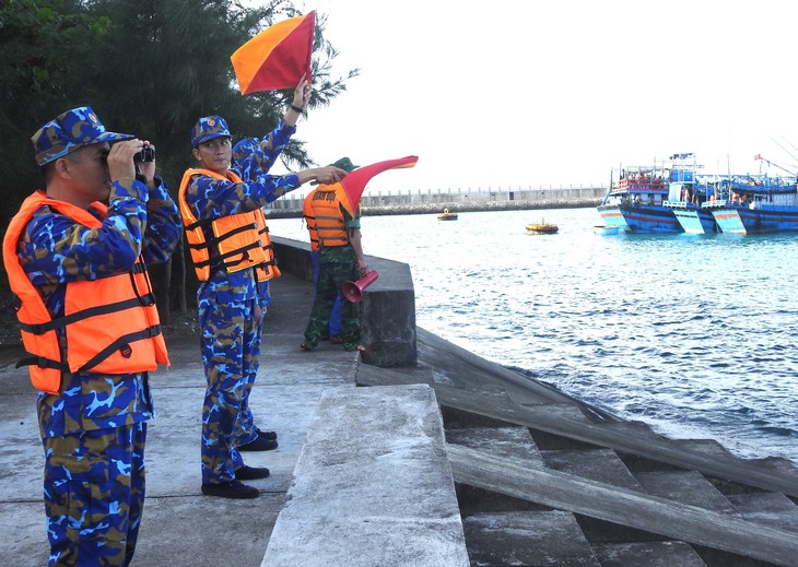 Hơn 300 tàu cá được hướng dẫn vào đặc khu Trường Sa trú bão Kalmaegi- Ảnh 1.