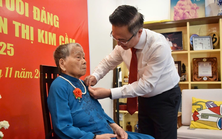 Phó bí thư Đặng Minh Thông trao Huy hiệu 50 năm tuổi Đảng cho ông Phạm Quang Khải - Ảnh 2.