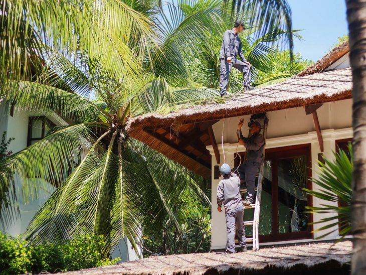 Du lịch biển đảo Khánh Hòa ứng phó với bão Kalmaegi- Ảnh 1. Du lịch biển đảo Khánh Hòa ứng phó với bão Kalmaegi - Ảnh 1.