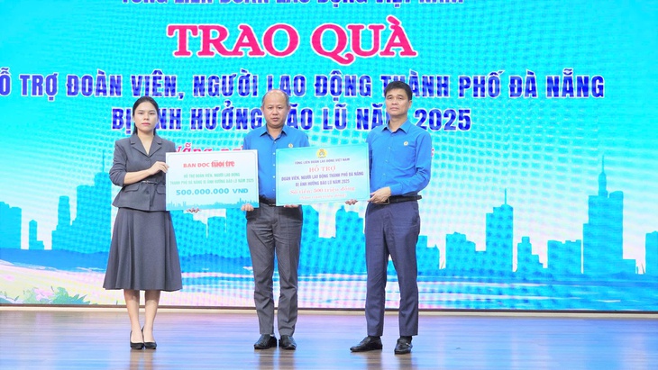 Tổng liên đoàn Lao động Việt Nam, báo Tuổi Trẻ trao 1 tỉ đồng hỗ trợ công nhân Đà Nẵng sau lũ - Ảnh 1.