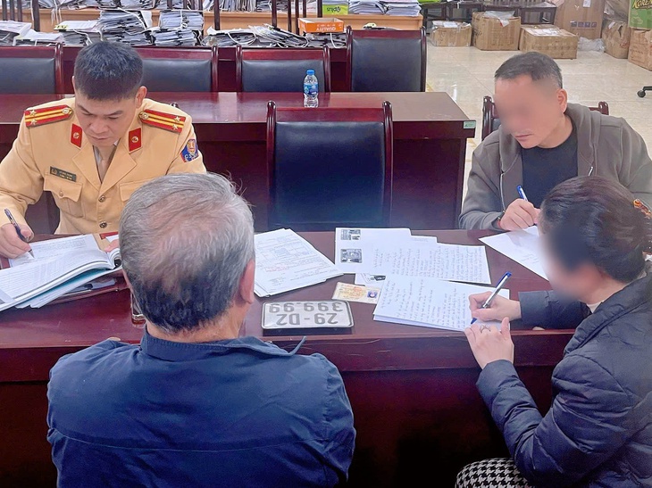 Cảnh sát thông tin về 2 chiếc xe máy có biển số giống nhau cùng xuất hiện trên đường