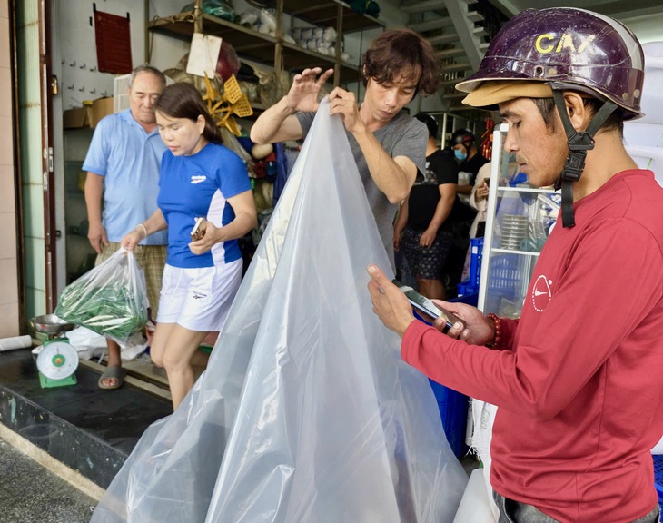 Dân bán tháo tôm hùm chạy bão số 13 (Kalmaegi)- Ảnh 5. tôm hùm - Ảnh 5.