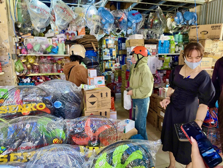 Dân bán tháo tôm hùm chạy bão số 13 (Kalmaegi)- Ảnh 6. tôm hùm - Ảnh 6.