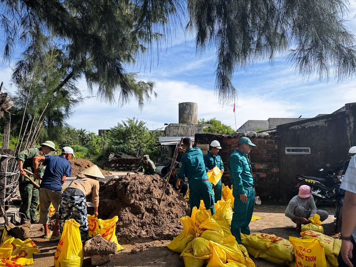 Quân dân xã đảo Nhơn Châu di dời tàu thuyền, giằng néo nhà cửa trước giờ bão Kalmaegi  đổ bộ- Ảnh 4.