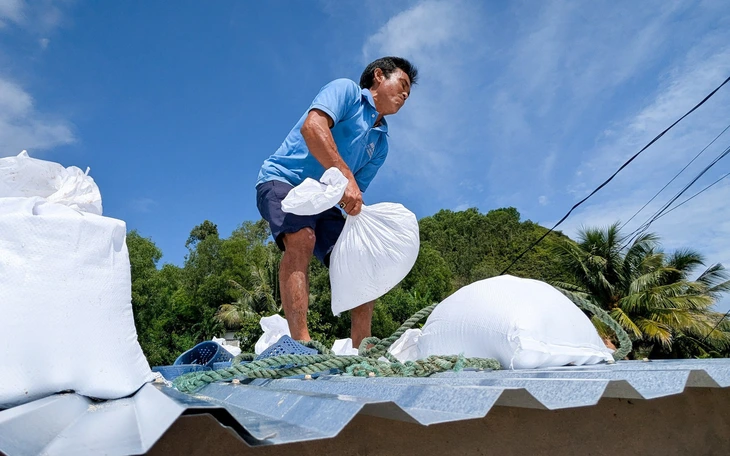 Sơ tán dân vùng sạt lở ở Nha Trang trước bão Kalmaegi- Ảnh 4.