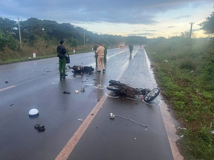 Tai nạn xe máy nghiêm trọng, 2 người chết, 2 người bị thương nặng- Ảnh 1. 2 người chết - Ảnh 1.