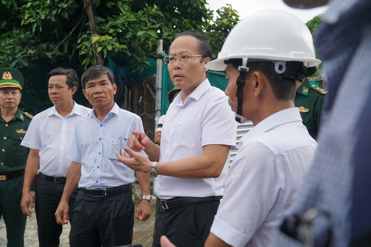 Sơ tán dân vùng sạt lở ở Nha Trang trước bão Kalmaegi - Ảnh 1.
