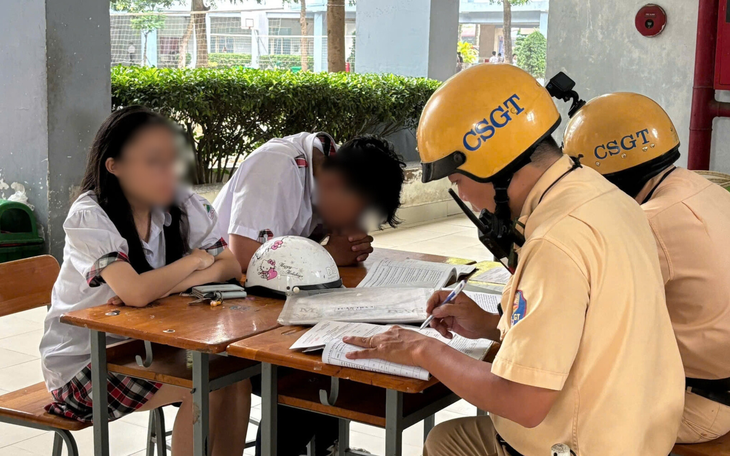 Cảnh sát giao thông TP.HCM kiểm tra bãi xe ở trường học, phát hiện nhiều học sinh vi phạm - Ảnh 1.