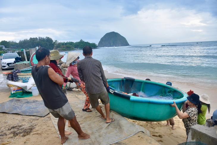 Đắk Lắk yêu cầu hạ khẩn cấp cẩu công trình trước bão số 13 (Kalmaegi)- Ảnh 2. Đắk Lắk yêu cầu hạ khẩn cấp cẩu công trình trước bão Kalmaegi - Ảnh 2.